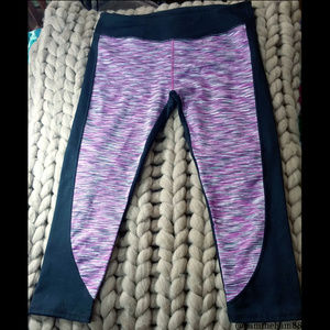 Fabletics Sydney Black/Pink Capri Leggings